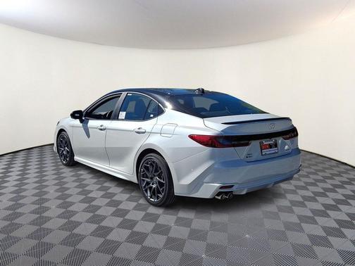 Wind Chill Pearl w/Midnight Black Metallic Roof 2026 Toyota Camry XSE