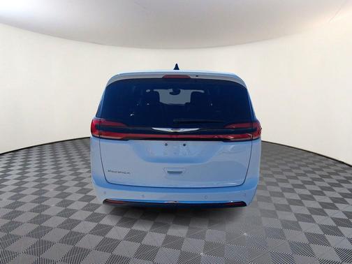 2025 Chrysler Pacifica L