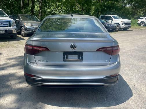 Platinum Gray Metallic 2024 Volkswagen Jetta 1.5T SE