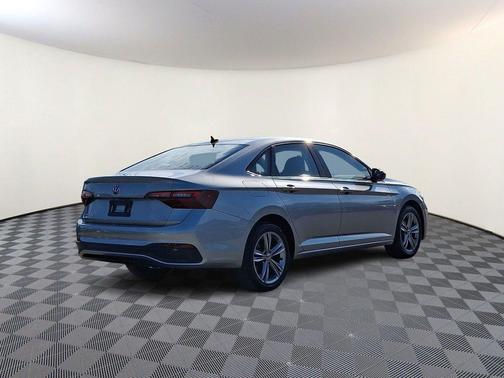 Platinum Gray Metallic 2024 Volkswagen Jetta 1.5T SE