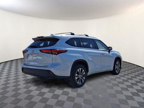 Wind Chill Pearl 2023 Toyota Highlander XLE