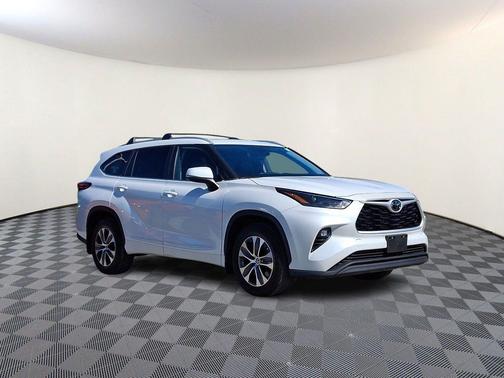 Wind Chill Pearl 2023 Toyota Highlander XLE