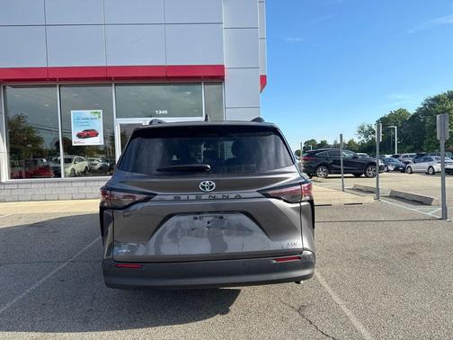 Magnetic Gray Metallic 2025 Toyota Sienna XLE