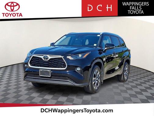 Midnight Black Metallic 2022 Toyota Highlander XLE