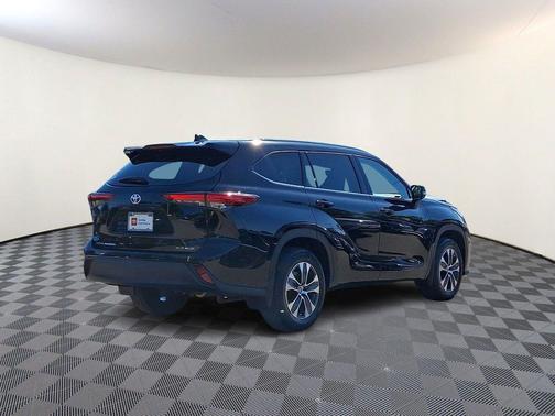Midnight Black Metallic 2022 Toyota Highlander XLE
