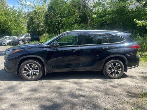 Midnight Black Metallic 2022 Toyota Highlander XLE