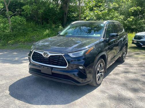 Midnight Black Metallic 2022 Toyota Highlander XLE