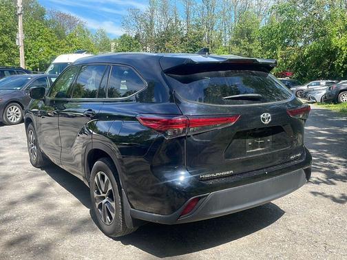 Midnight Black Metallic 2022 Toyota Highlander XLE