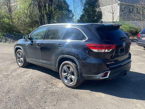 Midnight Black Metallic 2019 Toyota Highlander Hybrid Platinum