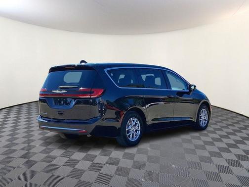 Brilliant Black Crystal Pearlcoat 2023 Chrysler Pacifica Touring L