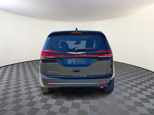 Brilliant Black Crystal Pearlcoat 2023 Chrysler Pacifica Touring L