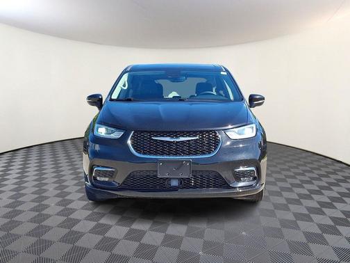 Brilliant Black Crystal Pearlcoat 2023 Chrysler Pacifica Touring L