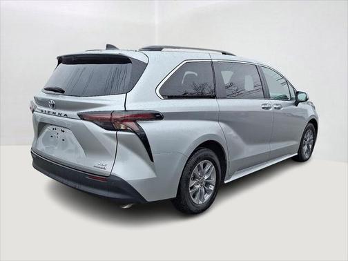 2023 Toyota Sienna XLE 8 Passenger