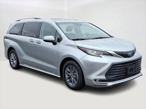2023 Toyota Sienna XLE 8 Passenger