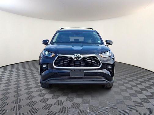 Midnight Black Metallic 2021 Toyota Highlander LE