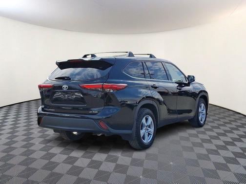 Midnight Black Metallic 2021 Toyota Highlander LE