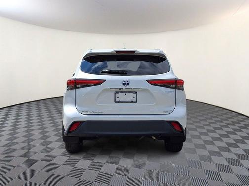 Wind Chill Pearl 2022 Toyota Highlander Hybrid XLE