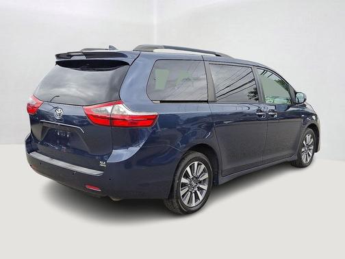 2020 Toyota Sienna XLE