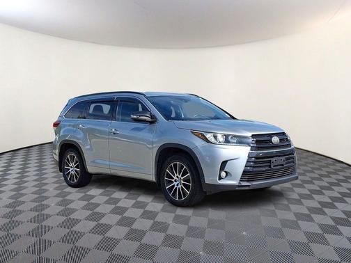 Celestial Silver Metallic 2017 Toyota Highlander SE