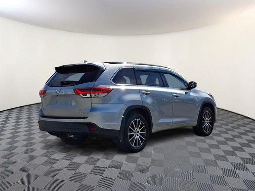 Celestial Silver Metallic 2017 Toyota Highlander SE