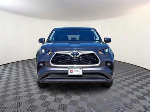 Magnetic Gray Metallic 2023 Toyota Highlander LE