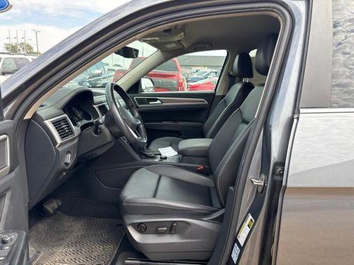 Platinum Gray Metallic 2021 Volkswagen Atlas 3.6L SE w/Technology