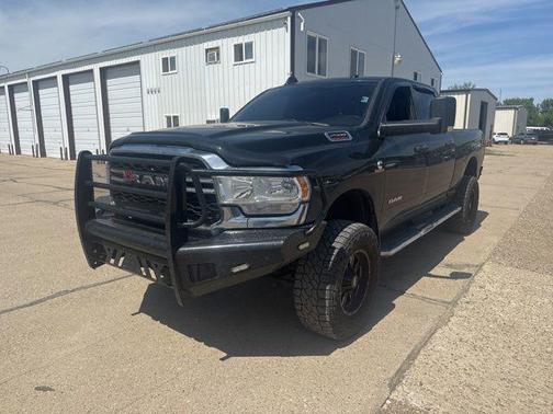 Diamond Black Crystal Pearlcoat 2022 RAM 2500 Tradesman Crew Cab 4x4 6'4' Box