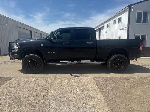 Diamond Black Crystal Pearlcoat 2022 RAM 2500 Tradesman Crew Cab 4x4 6'4' Box