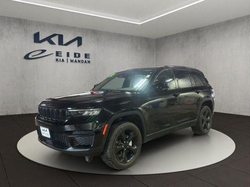 Diamond Black Crystal Pearlcoat 2022 Jeep Grand Cherokee Altitude