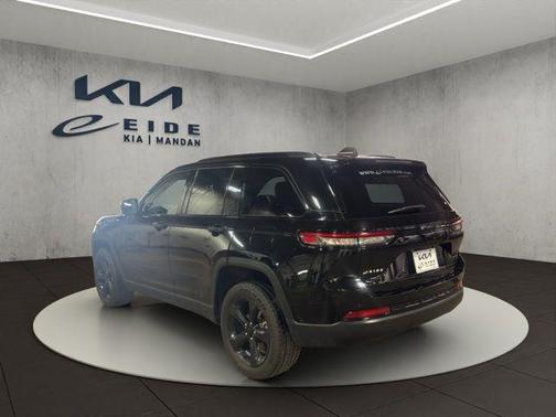 Diamond Black Crystal Pearlcoat 2022 Jeep Grand Cherokee Altitude