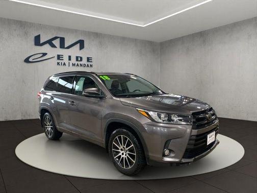 Predawn Gray Mica 2018 Toyota Highlander SE