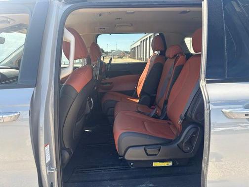 Ceramic Silver 2024 Kia Carnival SX