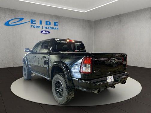Diamond Black Crystal Pearlcoat 2022 RAM 1500 Big Horn/Lone Star