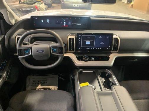 Oxford White 2025 Ford Expedition Active