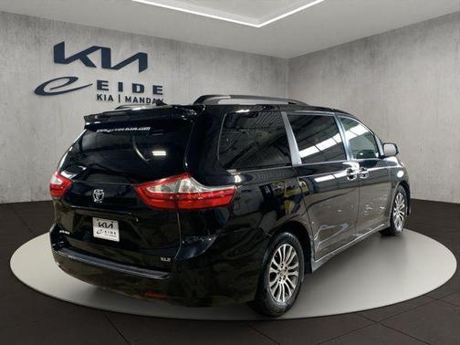 2018 Toyota Sienna XLE