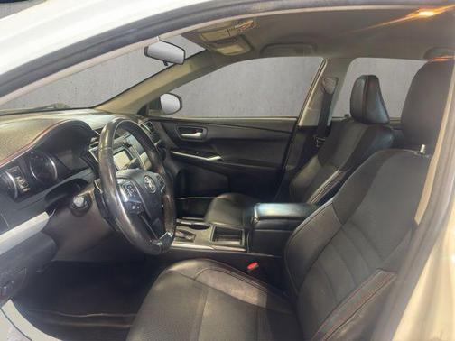 Super White 2017 Toyota Camry SE