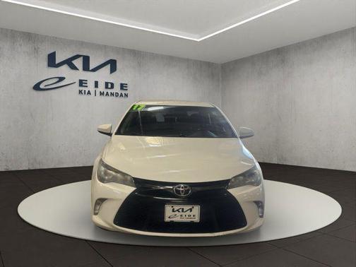 Super White 2017 Toyota Camry SE