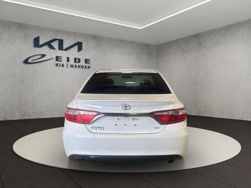 Super White 2017 Toyota Camry SE