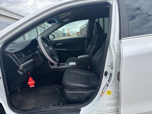 Super White 2017 Toyota Camry SE
