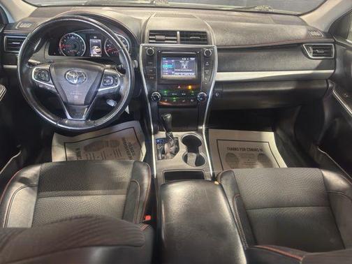 Super White 2017 Toyota Camry SE