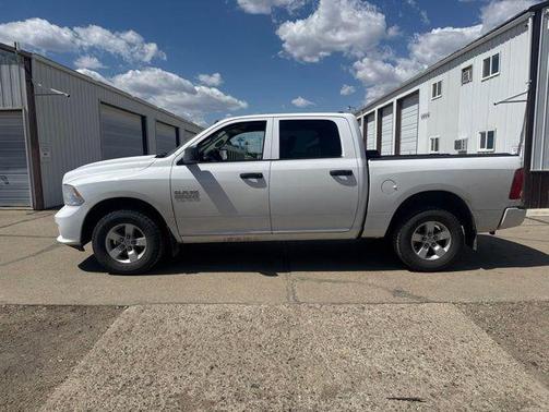 Brilliant Black Crystal Pearlcoat 2017 RAM 1500 Express