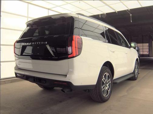 White Metallic 2025 Ford Expedition Active