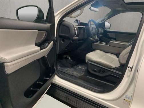 White Metallic 2025 Ford Expedition Active