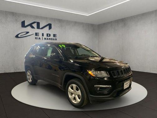 Diamond Black Crystal Pearlcoat 2019 Jeep Compass Latitude