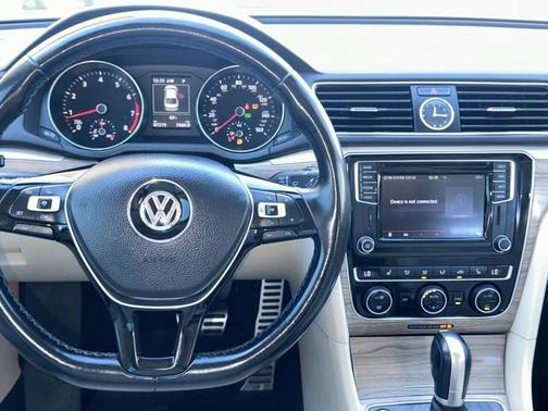 2017 Volkswagen Passat 1.8T SEL Premium