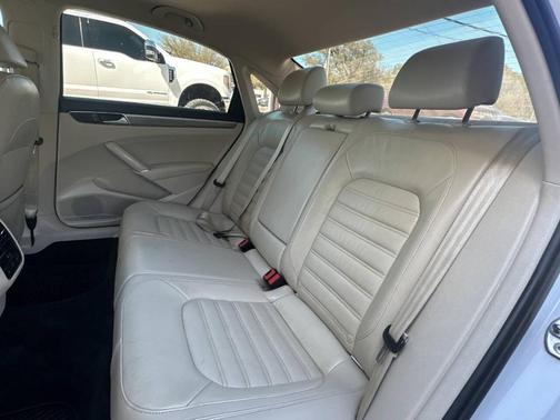 2017 Volkswagen Passat 1.8T SEL Premium