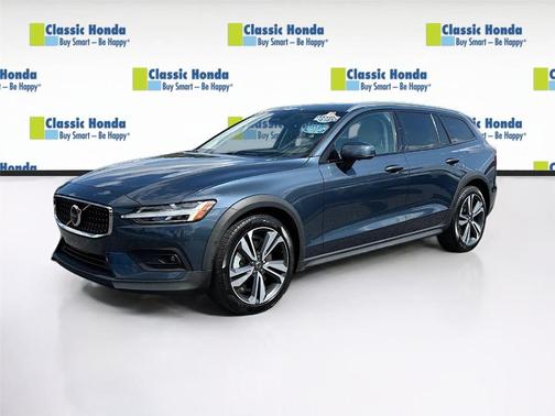 2025 Volvo V60 Cross Country B5 Plus