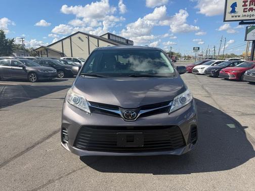 2018 Toyota Sienna LE