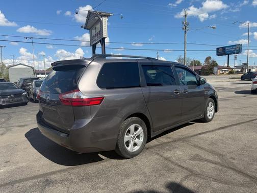 2018 Toyota Sienna LE