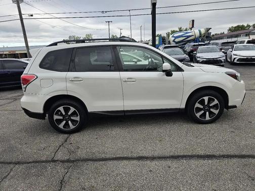 Crystal White Pearl 2018 Subaru Forester 2.5i Premium